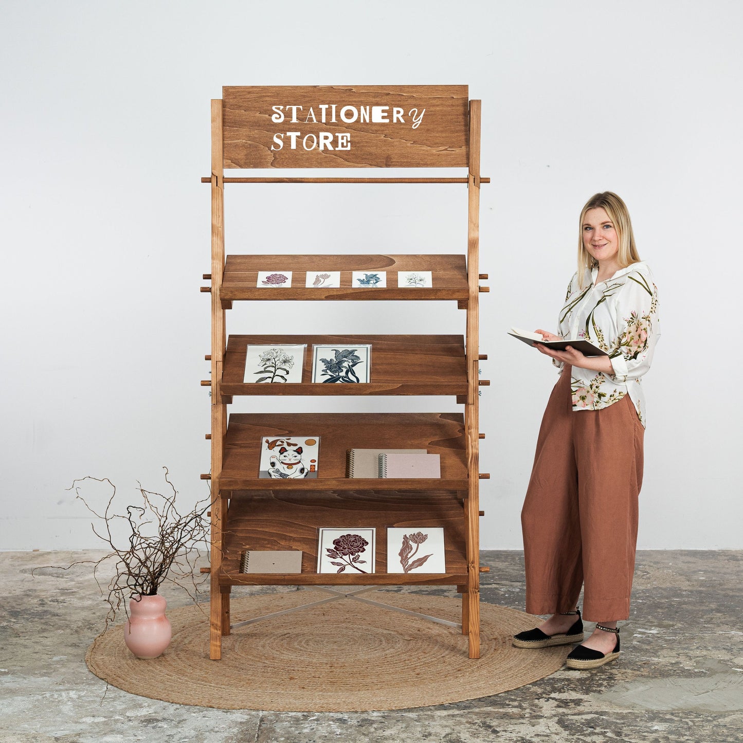 Shelving VS-07-CF in coffee color with slanted shelves for shops and fairs | Folding display | Milimetry