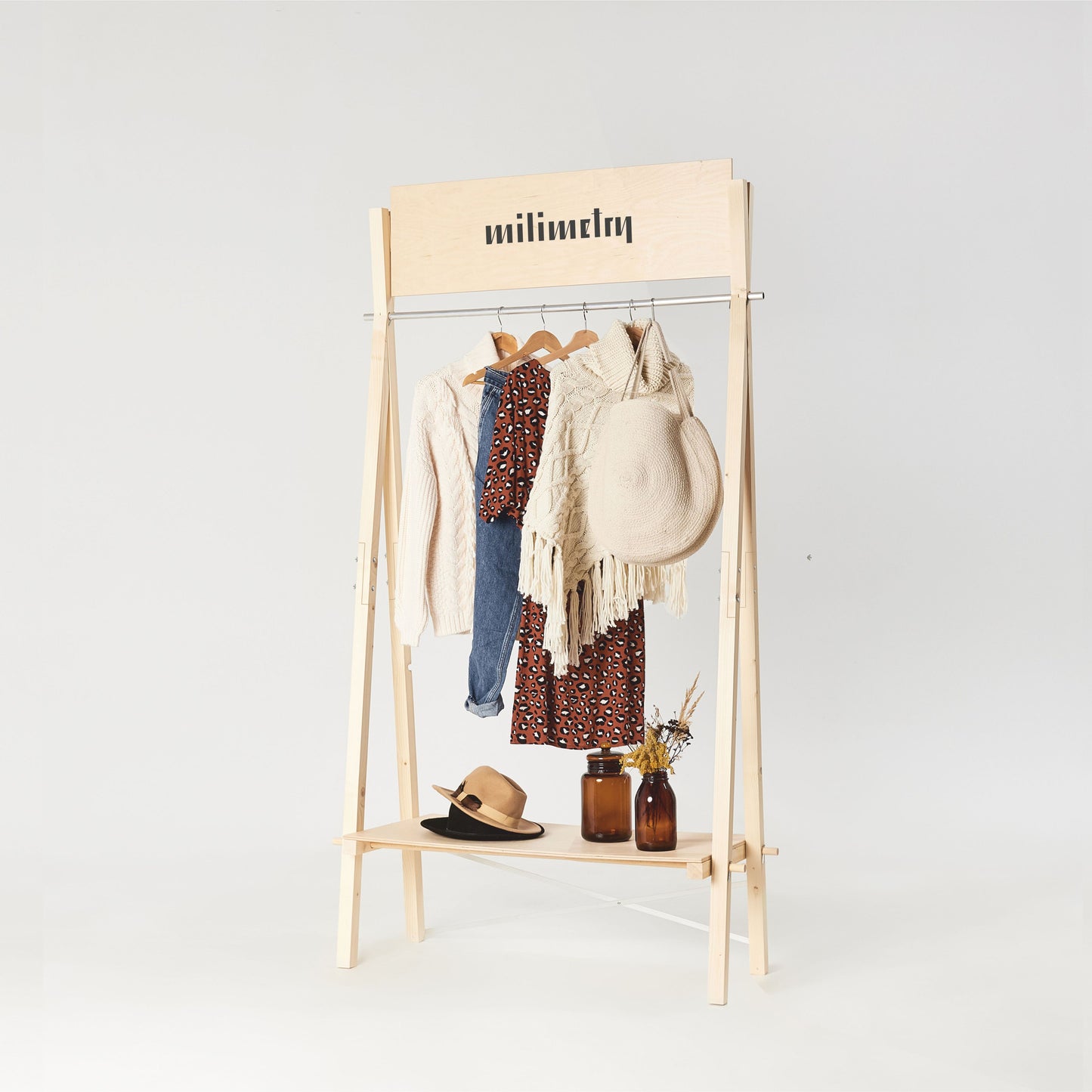Tragbarer Kleiderständer aus Holz VR-02 mit individueller Logotafel | Pop-up-Store | Milimetry